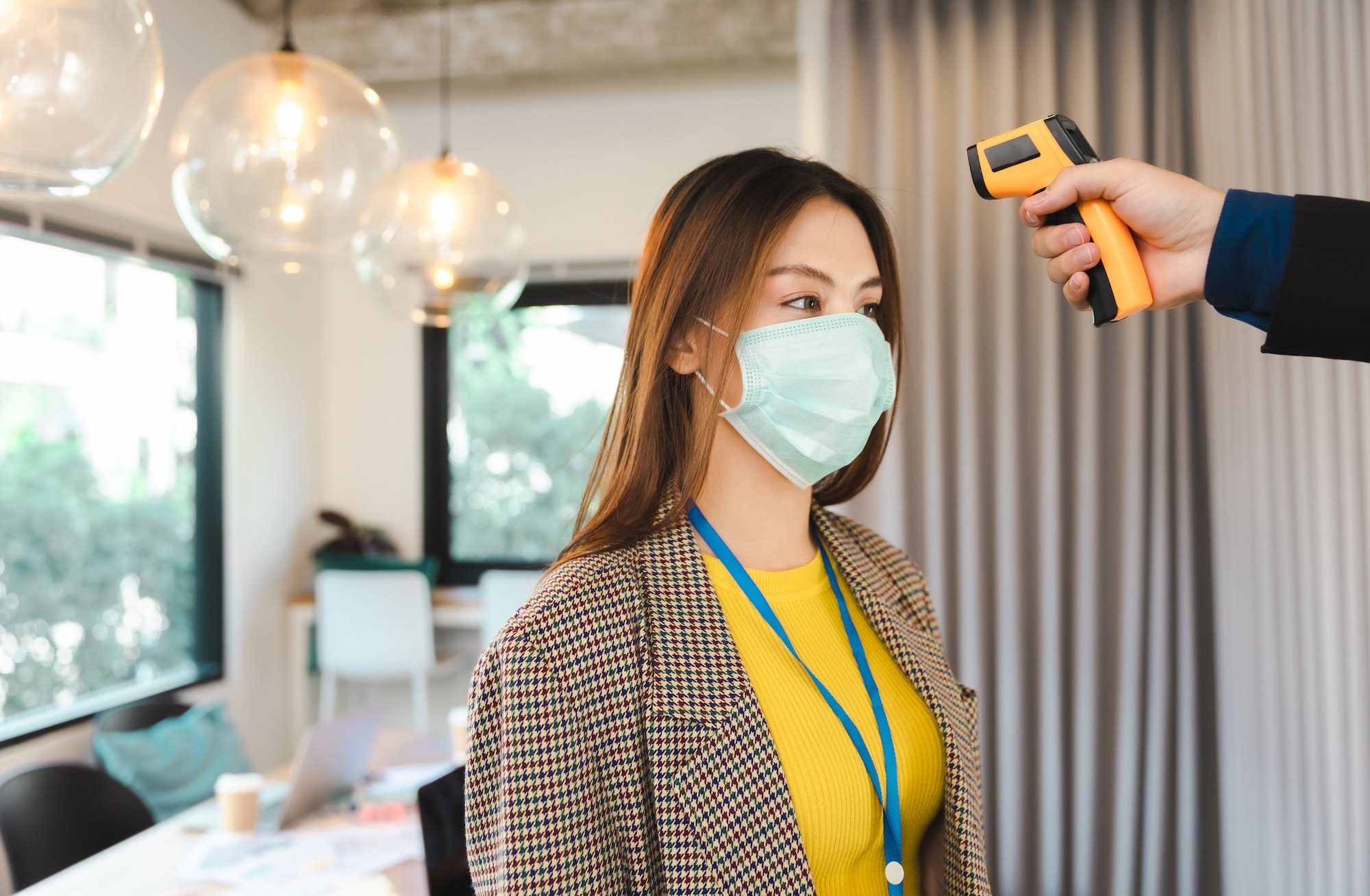BUSINESS WOMAN COVID-19